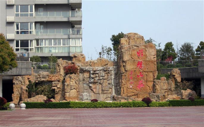 GRC假山制作追求主次分明，有主峰配峰次峰即可。