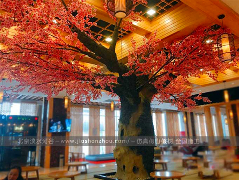 取代綠色真植物的仿真樹成為時(shí)尚裝飾景觀作品中的新寵兒