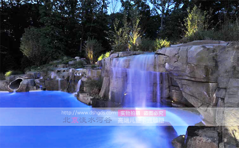 美水泥假山和瀑布的完美結(jié)合案例就在北京圣園工程