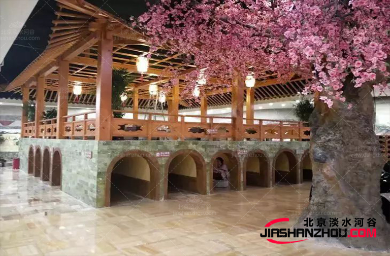 使用仿真樹來刷新四川青城道溫泉的室內(nèi)外空間干的漂亮