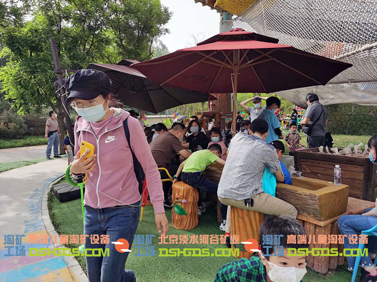 旅游區(qū)的客戶(hù)可以免費(fèi)試用淘礦工場(chǎng)的兒童淘礦設(shè)備