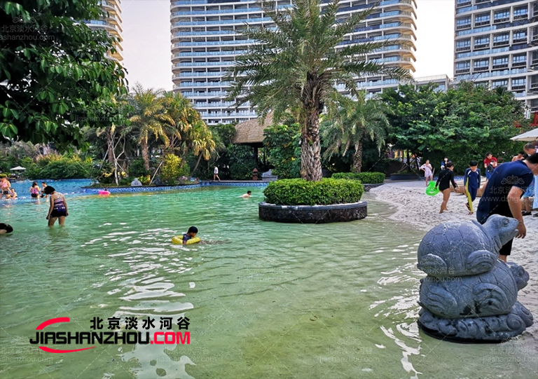 福州阿波羅大酒店用綠意盎然仿真樹(shù)熱帶植物打造自己的度假景觀