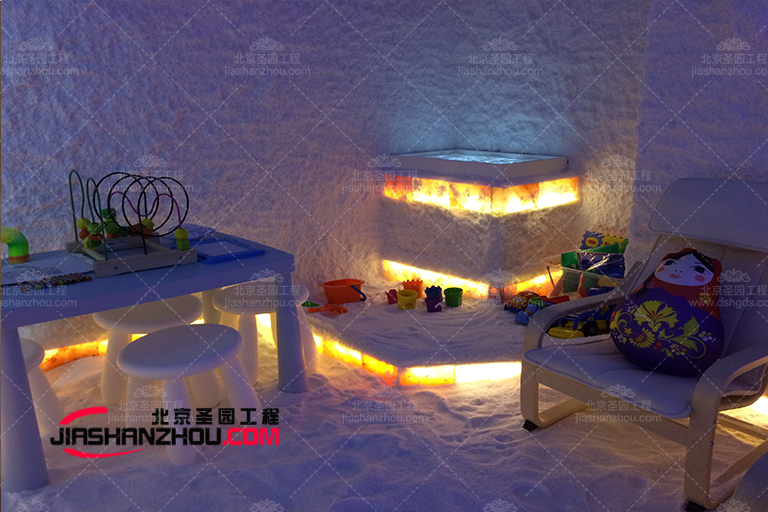 經(jīng)典風(fēng)格的鹽燈壁爐為仿真鹽洞別墅房間增添了溫暖和氛圍