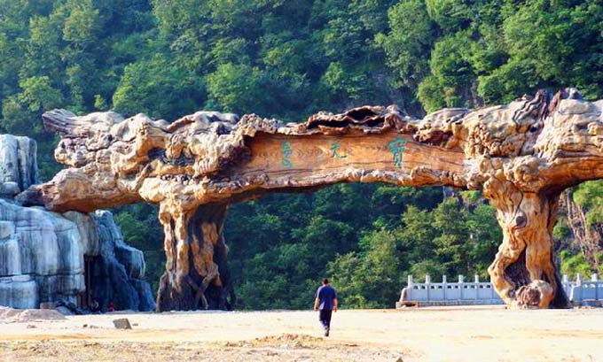 仿真樹(shù)大門(mén)顏色優(yōu)美多樣，造型返璞歸真