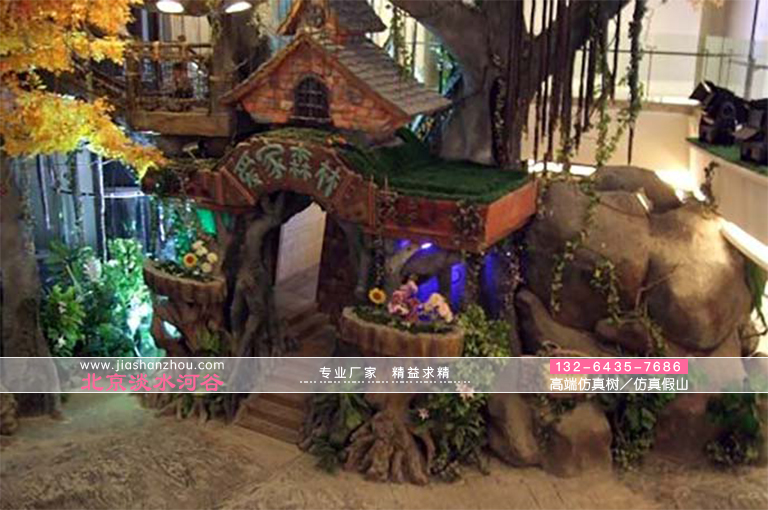 仿真樹是近幾年來消費者青睞的室內(nèi)外裝飾品