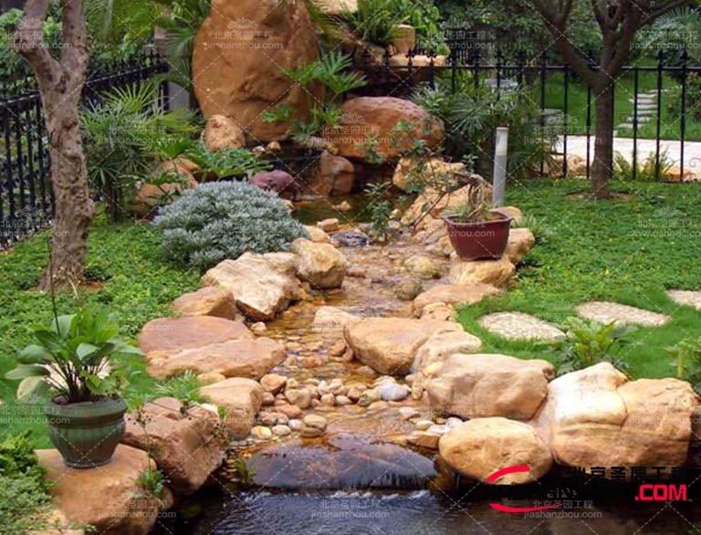 塑石假山可以模仿自然山石的形態(tài)和紋理，用于園林景觀中