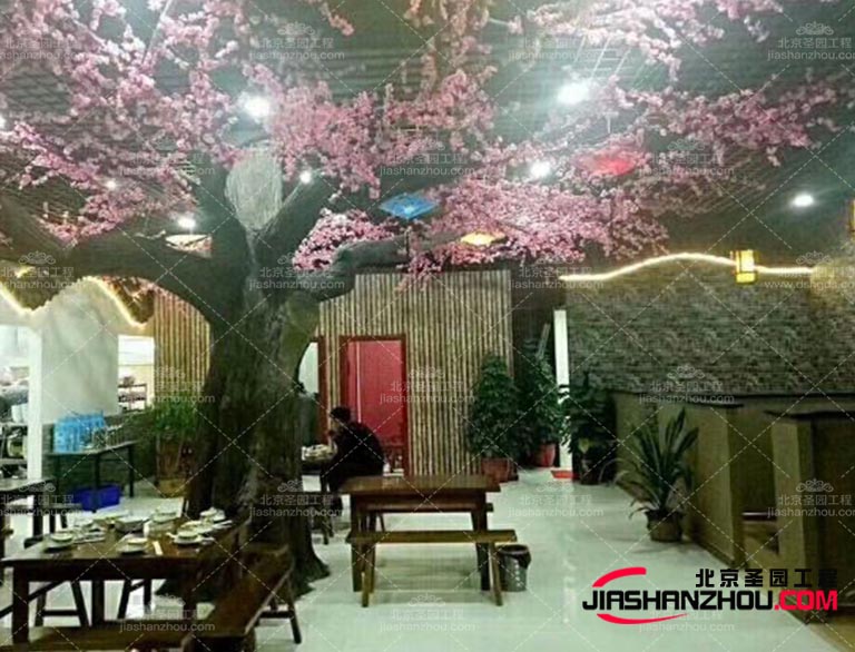 采用仿真樹(shù)可以避免砍伐原木，減少對(duì)自然資源的消耗