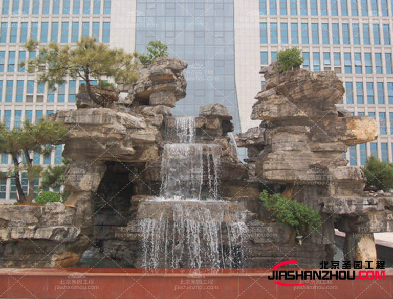 塑石假山可以模擬巖石的質(zhì)感和外觀，給人一種穩(wěn)重和堅(jiān)固的感覺(jué)
