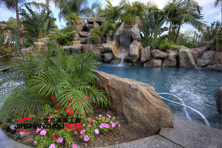 徒步探索仿真假山生態(tài)秘境 十月野花遍地太浪漫！