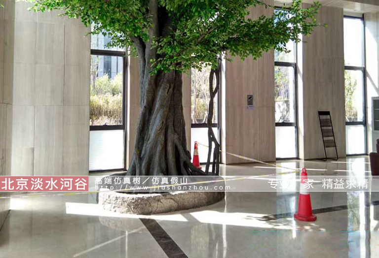 客廳仿真樹.jpg 客廳仿真樹