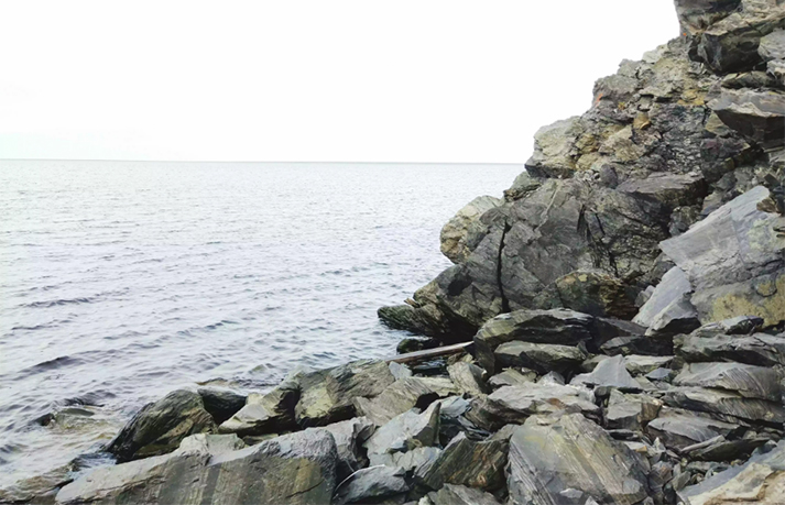 海上巖石海岸，俄羅斯提基附近的天空g