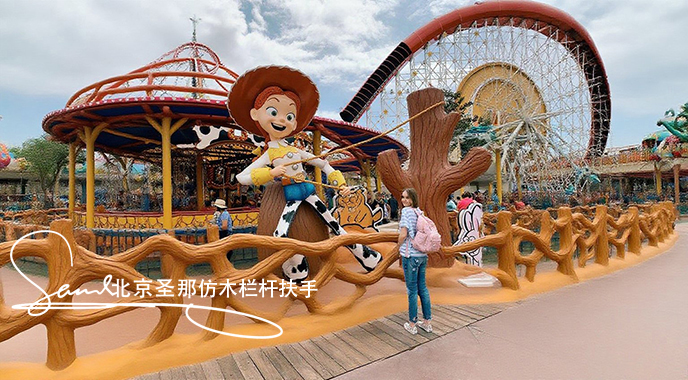 jimeng-2025-06-25-2592-正在施工制作的旅游區(qū)樓梯室外安全圍欄設(shè)計制作過程，美工正在施工制作，先用鋼筋焊接....jpeg